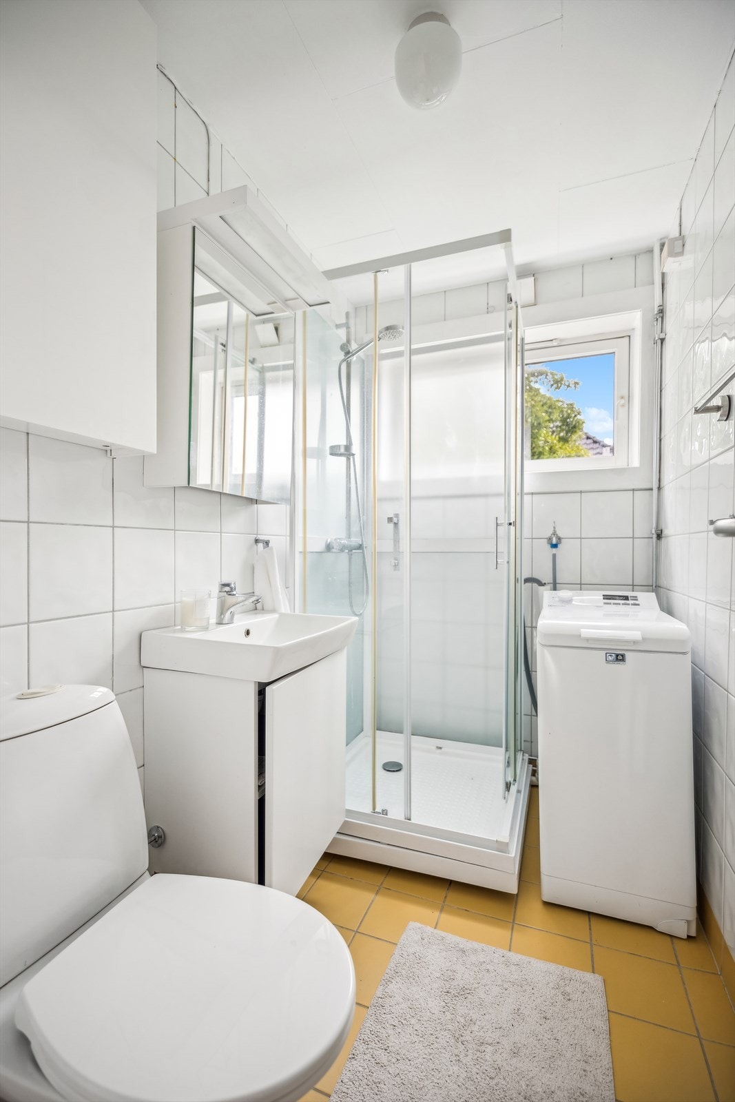 Eldre flislagt baderom i 2. etasje fra 1996 og malt himling. Badet er utstyrt med benkeskap med glatte fronter, overskap med speilfronter, dusjkabinett, servant og klosett. Det er plass og opplegg for vaskemaskin. Galleribilde