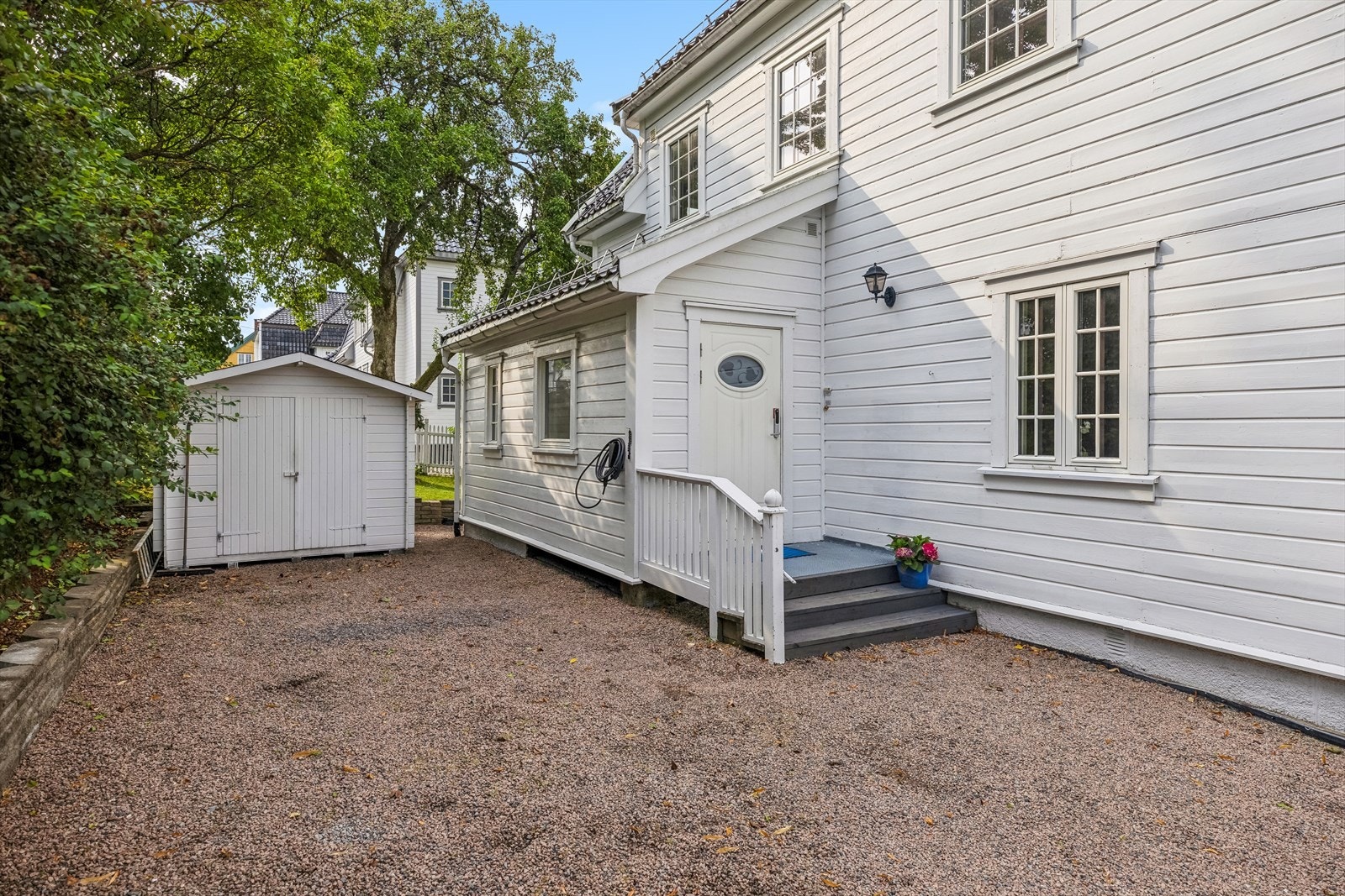 På eiendommen er det forøvrig ett dukkehus, flaggstang, samt sykkel- og skibod. Galleribilde