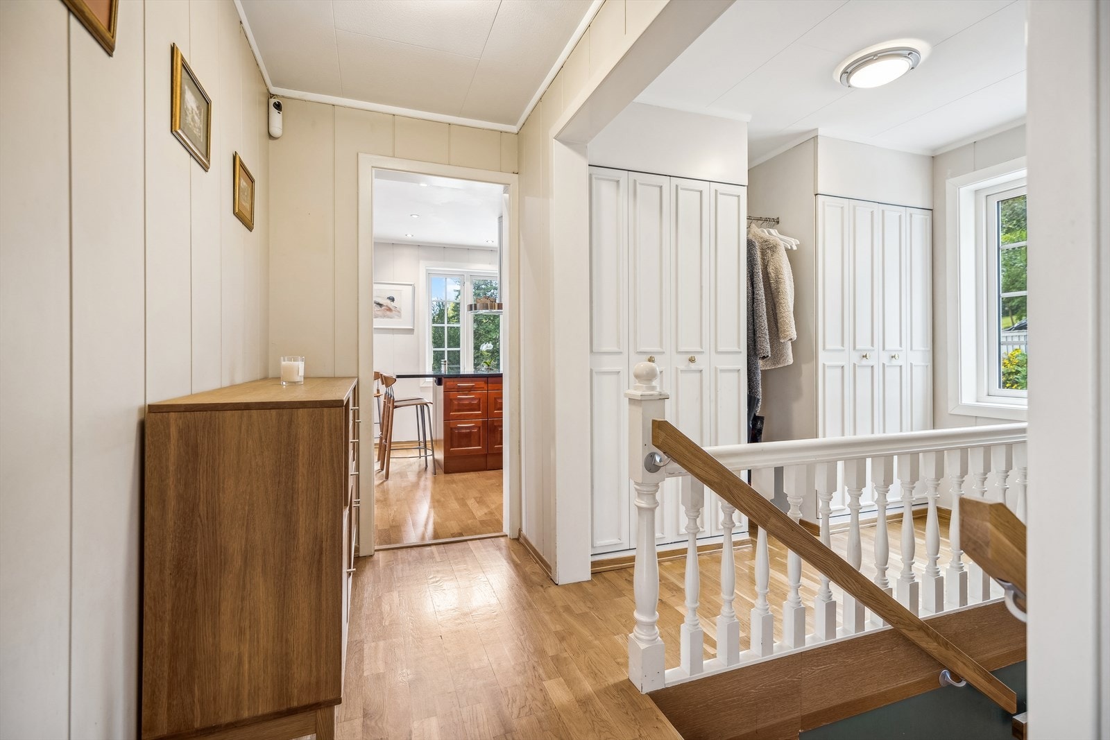 Gang og garderobe med trapp ned til kjellerstue. Galleribilde