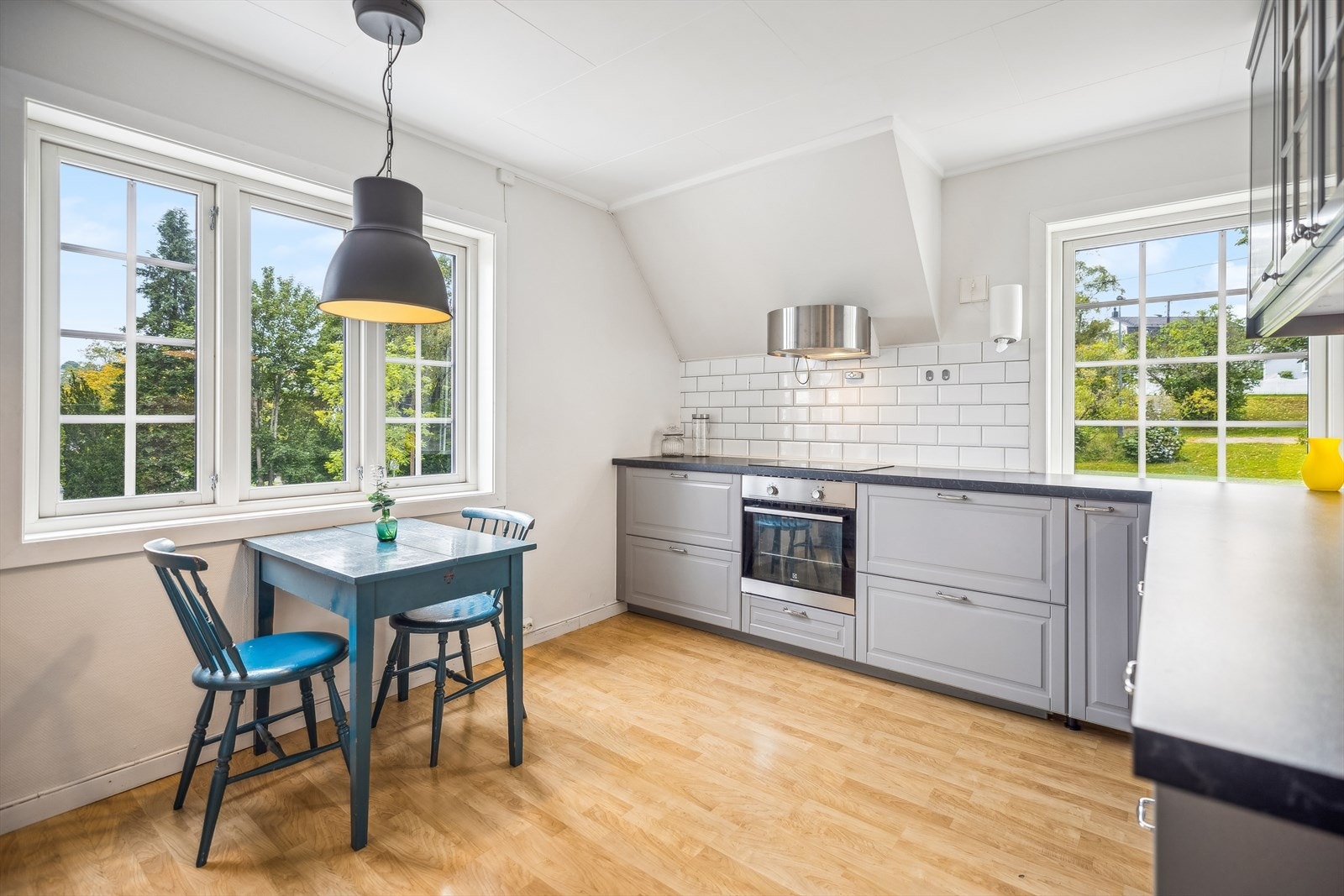 IKEA kjøkkeninnredning fra 2016 med profilerte fronter, laminat benkeplate med keramisk kum. Hvitevarer som stekeovn, oppvaskmaskin og induksjonstopp er integrert i innredningen. Galleribilde