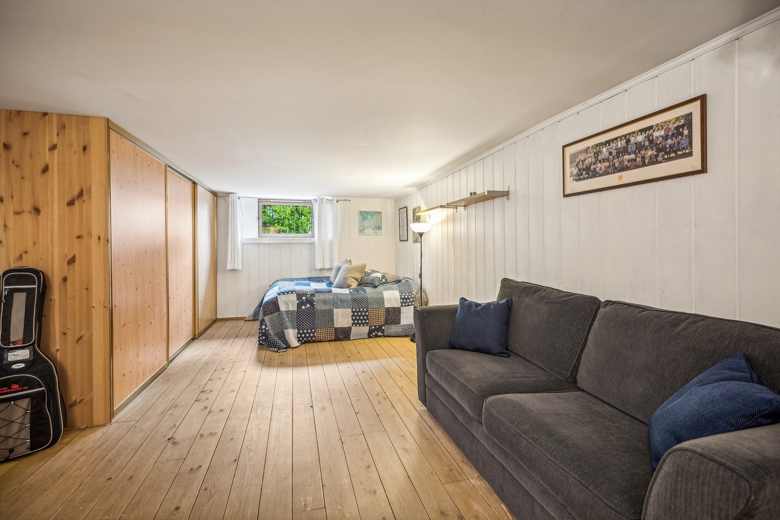 Soverom 6/kjellerstue. Rommet brukes i dag som soverom. Romhøyde må være minimum 2,20 m. I dette tilfellet er ikke forskriftene oppfylt i kjellerstuen hvor høyden er 1,95 meter. Se pkt. ferdigattest. Galleribilde