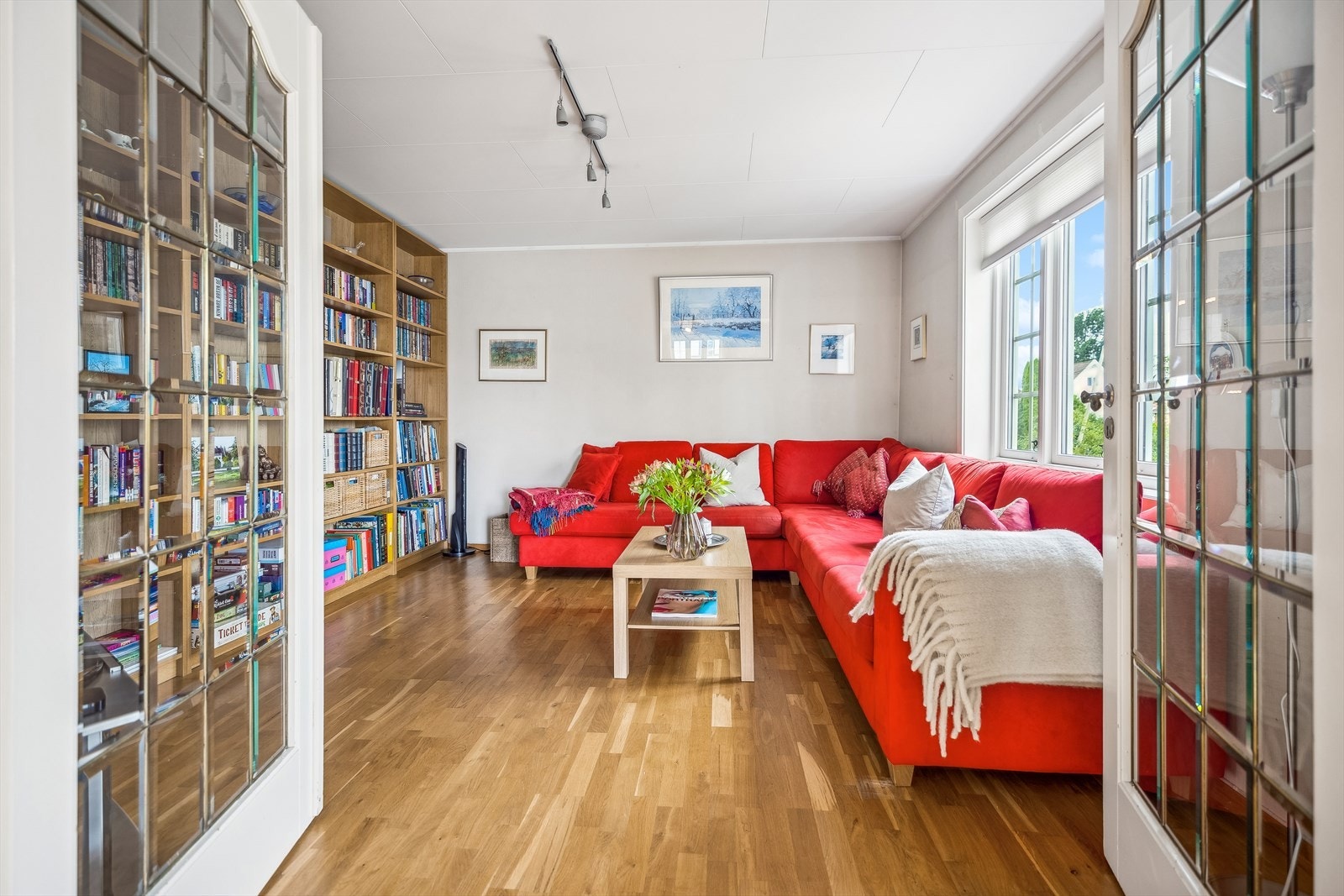 Tv-stuen har god plass til en hyggelig sofagruppe og ønsket medie-/oppbevaringsmøblement. Galleribilde