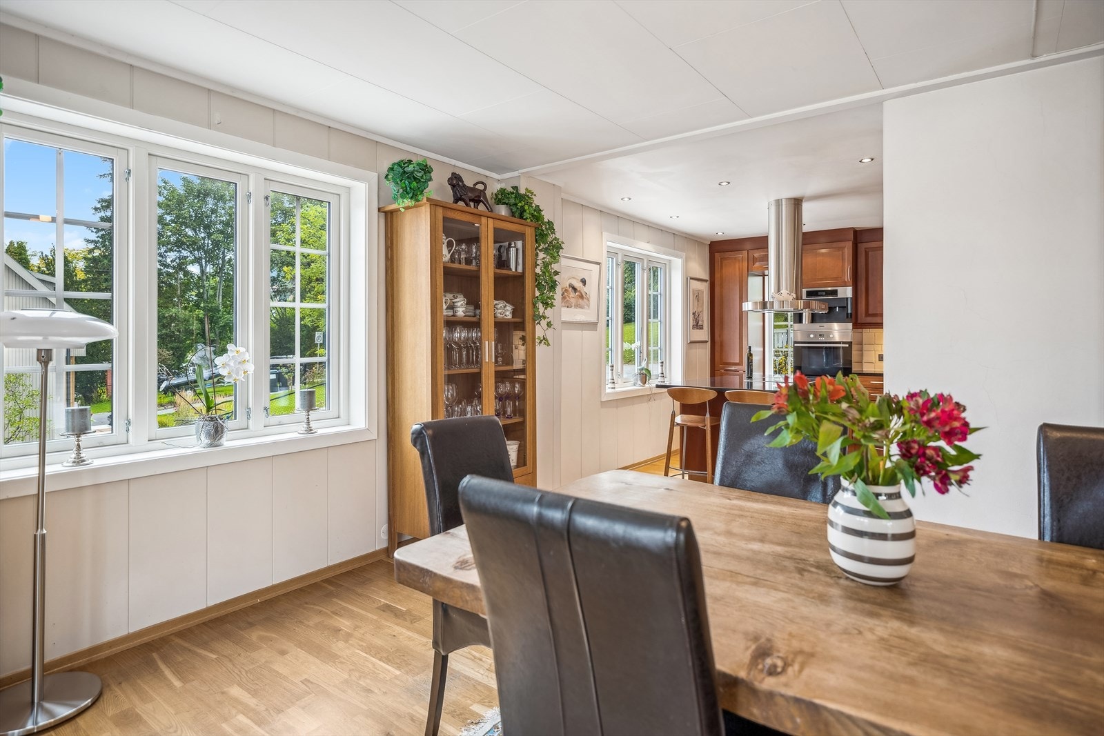 Kjøkkenet ligger praktisk plassert ved spisestuen. Galleribilde