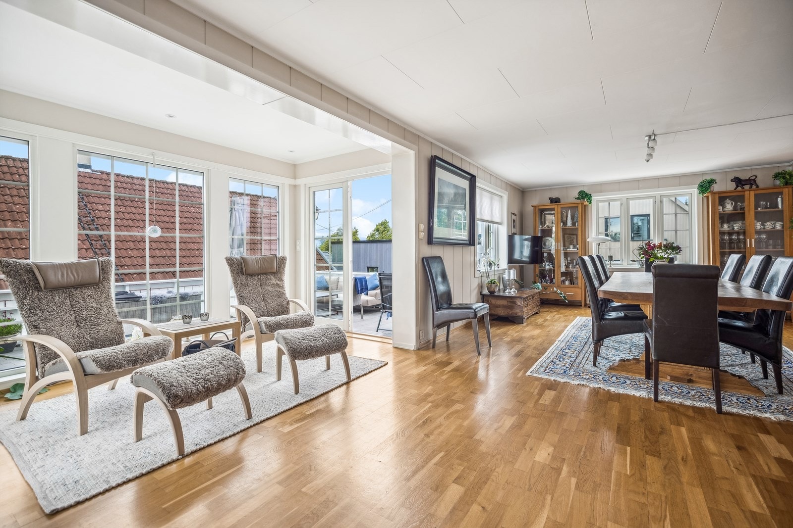 I boligens 1. etasje finner en stue, spisestue og Tv-stue. Galleribilde