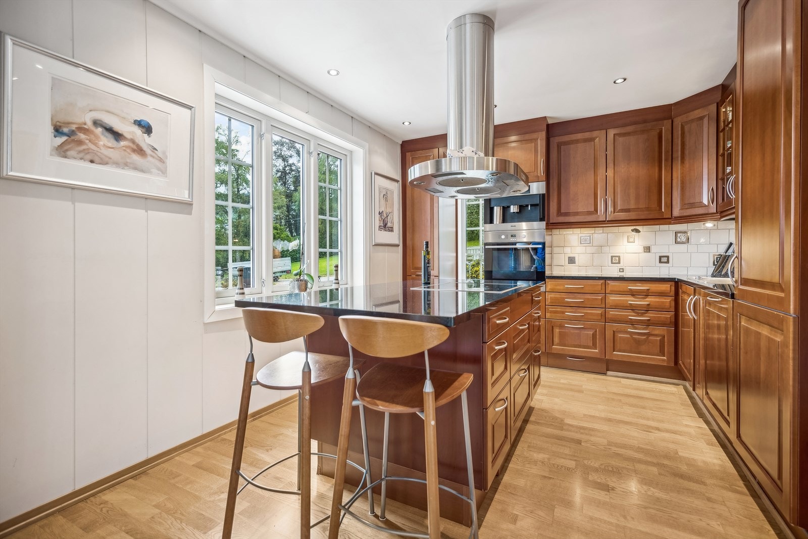 Kjøkkeninnredning fra 2003 med profilerte fronter, granitt benkeplate med nedfelt kum i rustfritt stål. Galleribilde