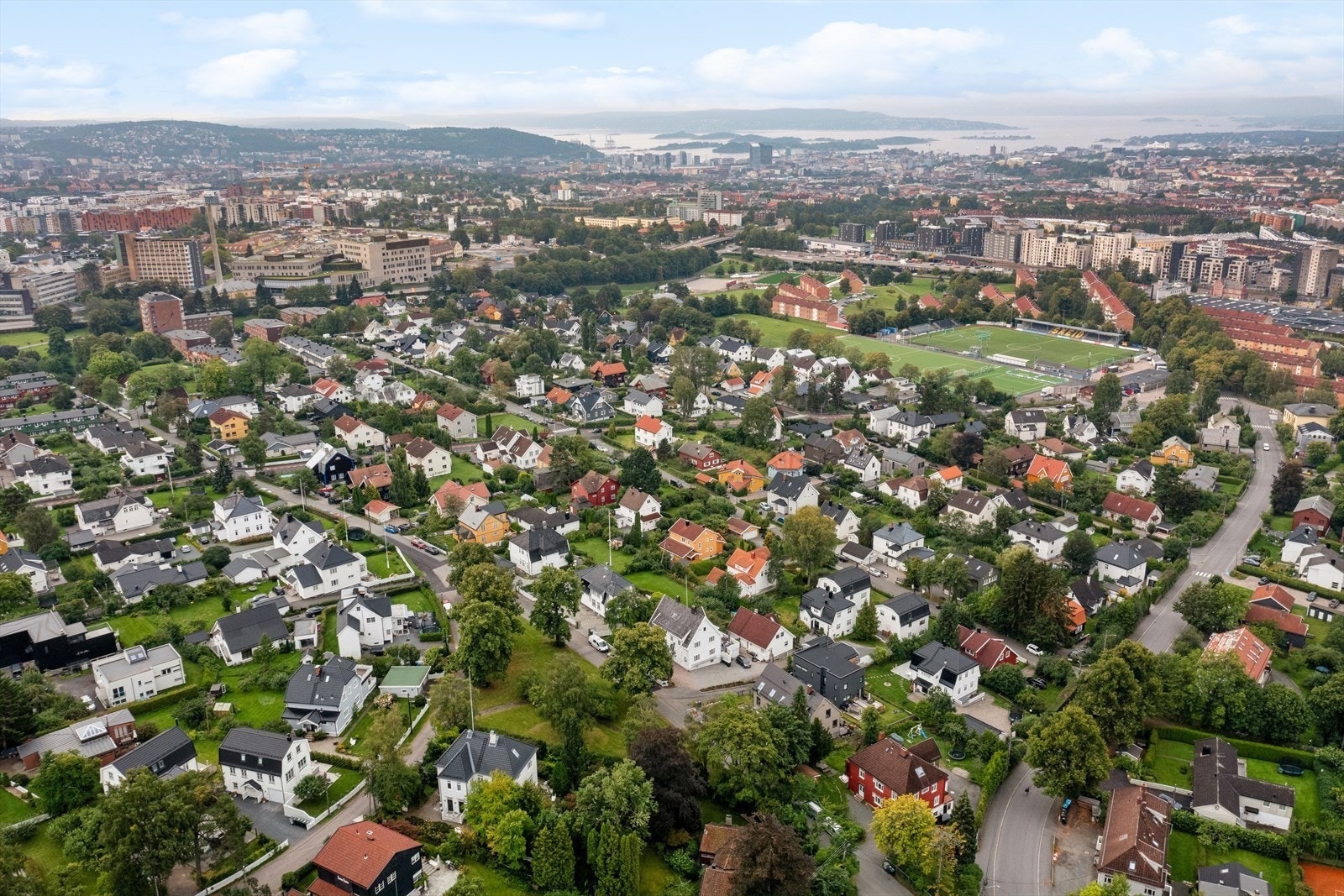 Boligen ligger i et meget attraktivt og barnevennlig boligområde på Grefsen/Disen i Oslo, med nærhet til skoler, barnehager, offentlig kommunikasjon og gode servicetilbud. Nærhet til marka, ski i Grefsenkleiva om vinteren og bade i Akerselven om sommeren. Galleribilde