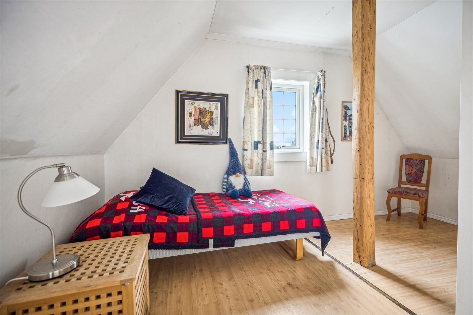 Rom innredet som soverom (ikke godkjent for varig opphold). Galleribilde