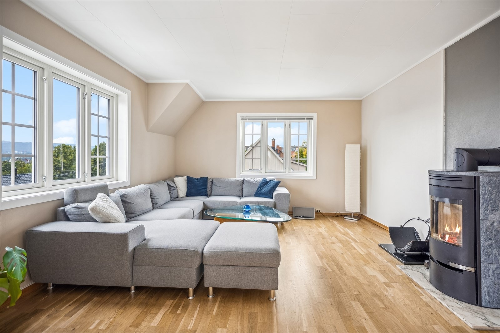 I denne etasjen er det en stue med peis og spisestue med adkomst til en vestvendt veranda på ca. 7 m². Galleribilde