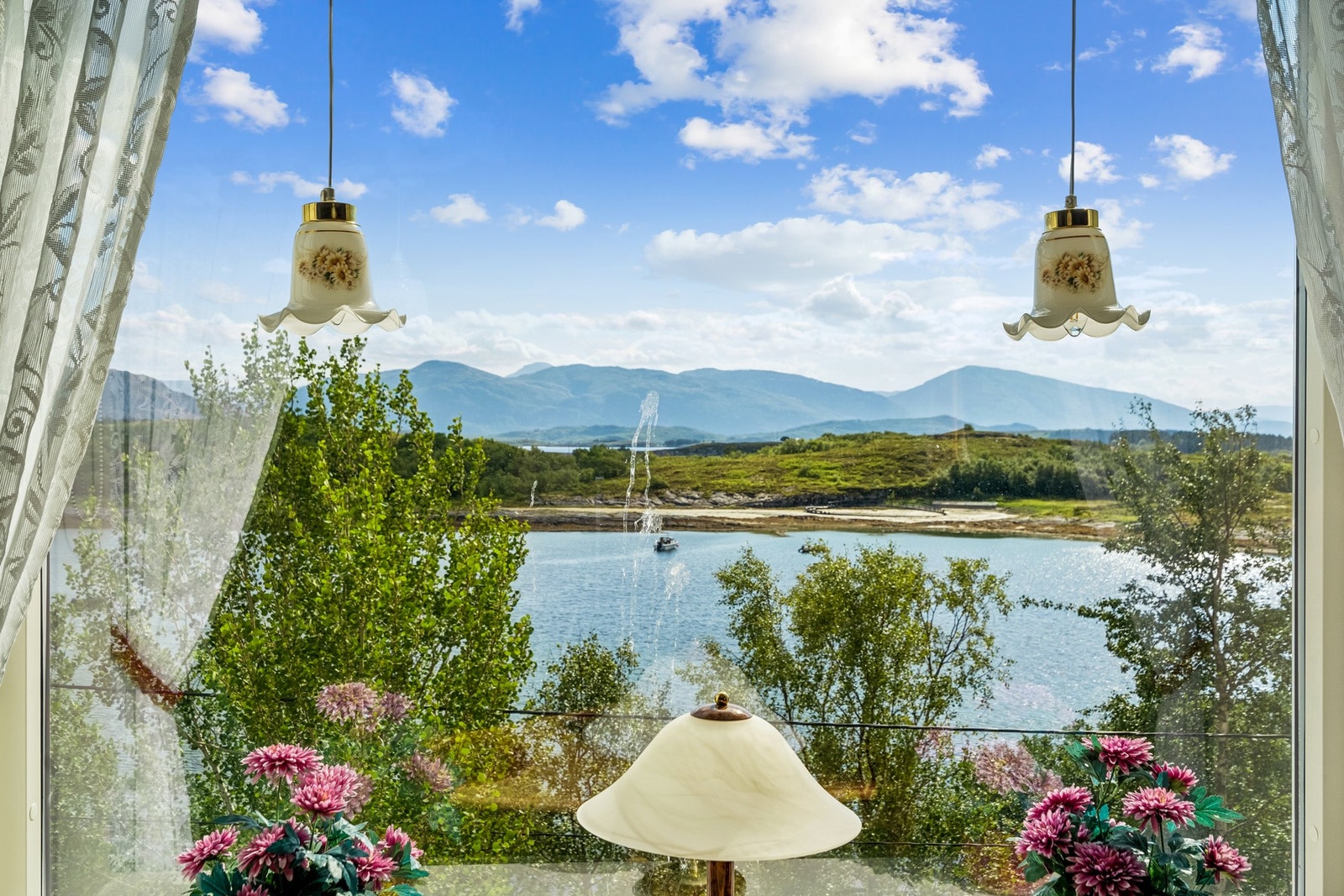 Nydelig utsikt mot hav og fjell Galleribilde