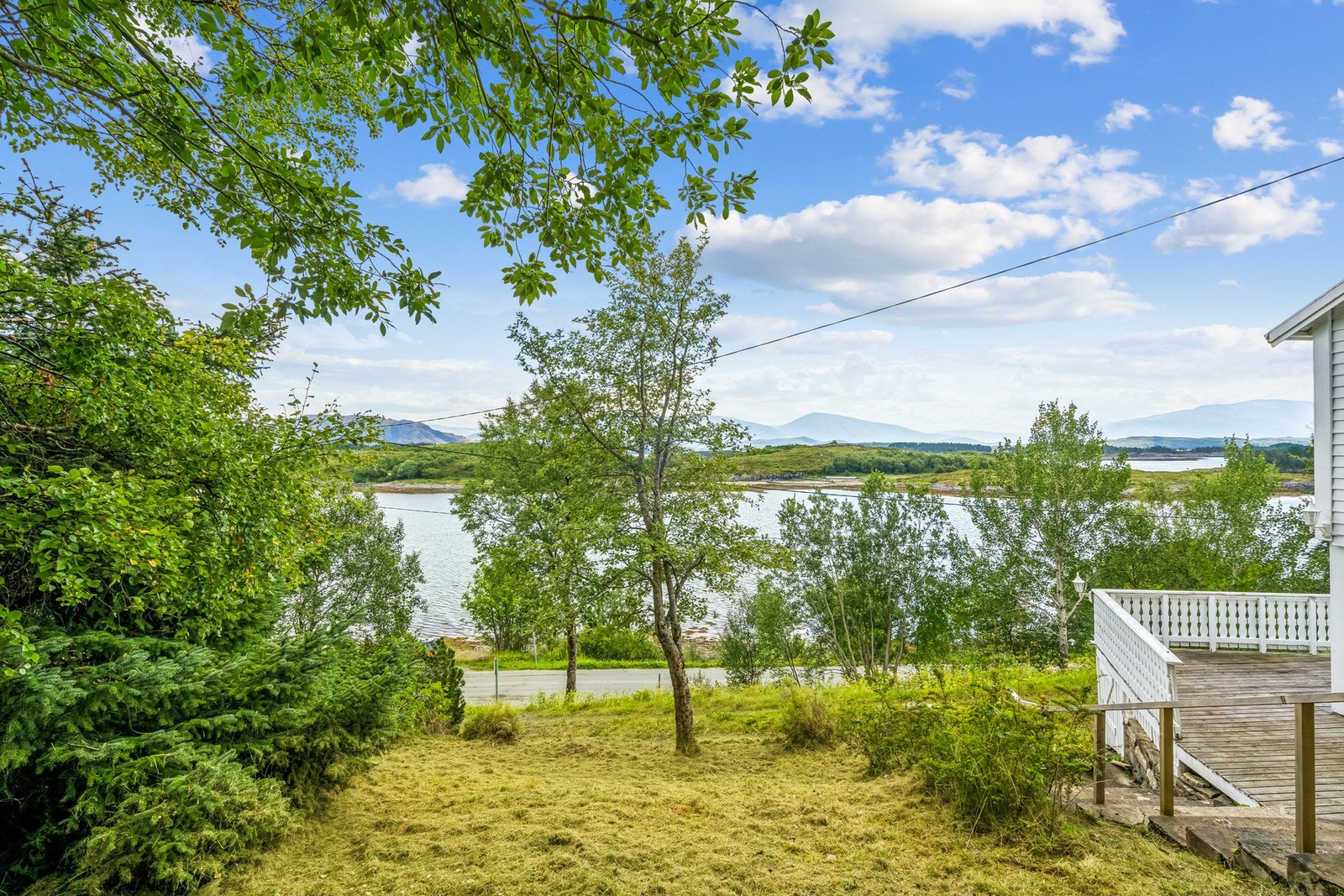 Her får du en sjarmerende enebolig beliggende i de landlige omgivelsene på Tjøtta Galleribilde