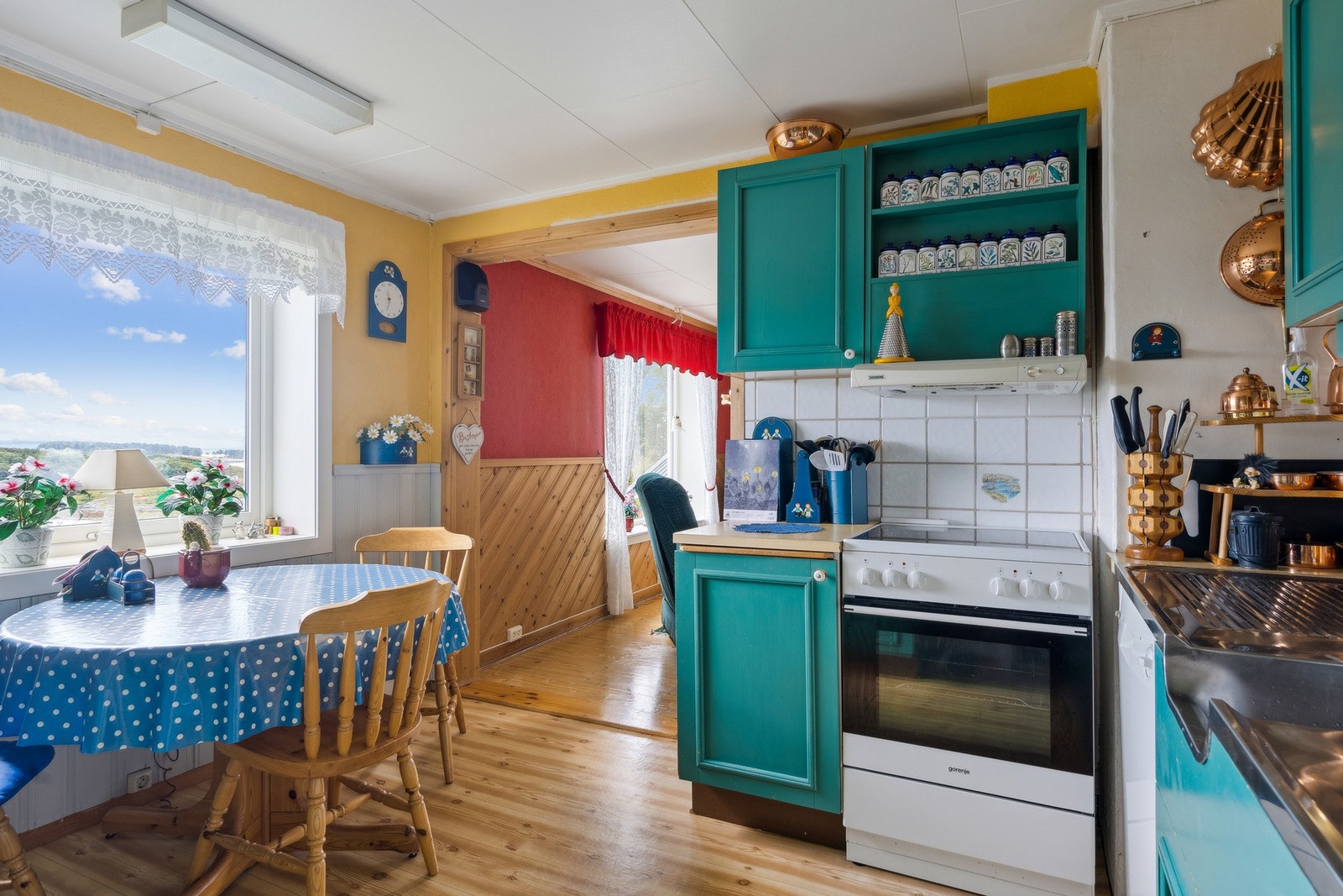 Kjøkkenet er utstyrt med malt innredning og profilerte fronter- Benkeplaten er laget av laminat, og det er en dobbel stålvask med benkebeslag og ett-greps blandebatteri- God plass for kjøleskap, oppvaskmaskin og komfyr- Flislagt vegg over benkene, og en k Galleribilde