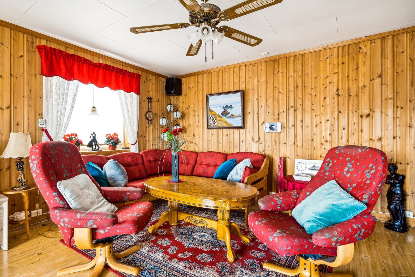 Belegg på gulv, med tapet i kombinasjon med trepanel på vegger- Himlingsplater i tak Galleribilde