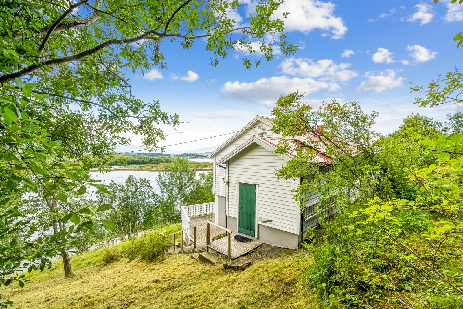 Nærområdet byr på gode fiskemuligheter, samt idylliske turområder til fots eller eksempelvis i kajakk Galleribilde