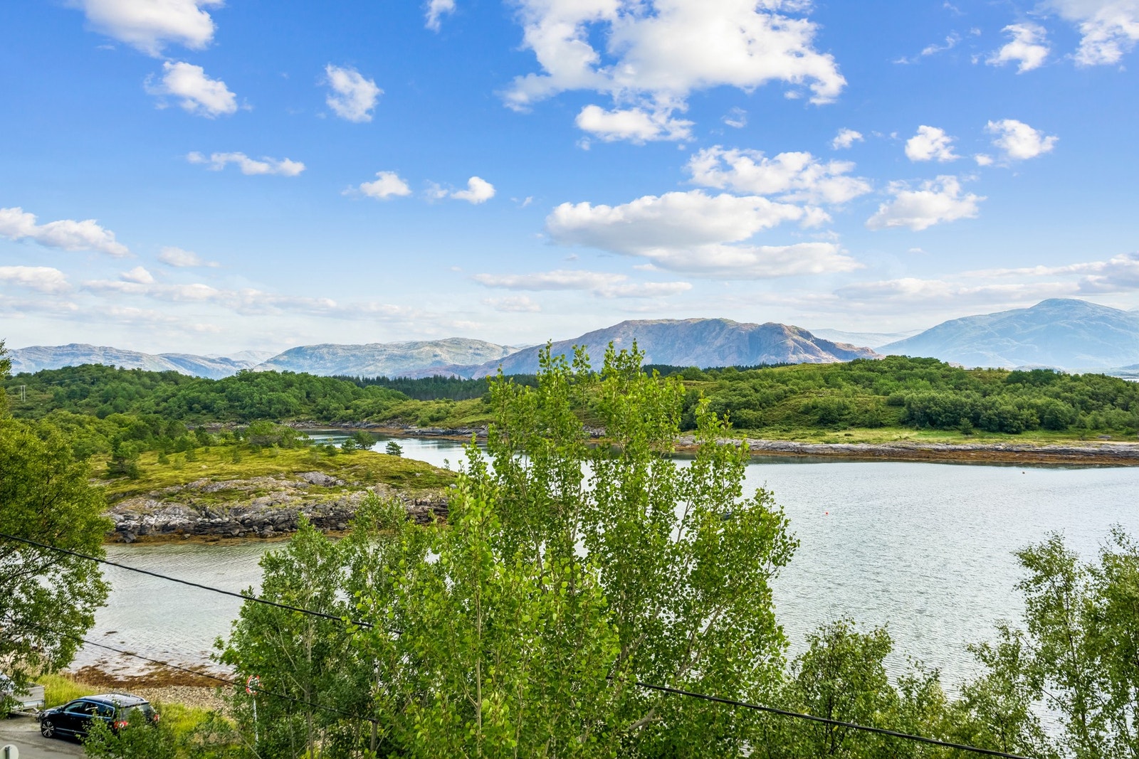 Det er kort avstand til nærbutikk og videre fergeforbindelse til øyriket vi har rundt oss her på Helgeland Galleribilde