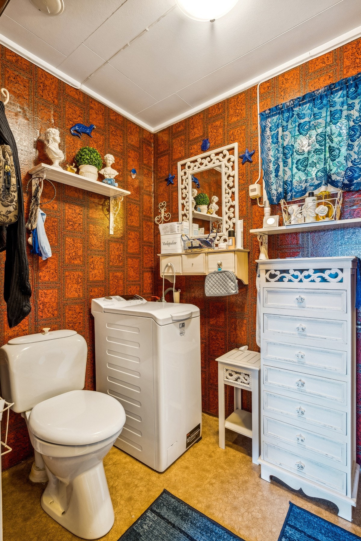 Varme i form av stråleovn på vegg Galleribilde