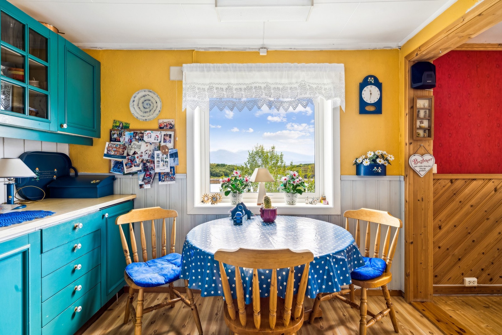 Boligen fremstår som jevnlig vedlikeholdt, men det kan forventes behov for oppgradering og modernisering Galleribilde