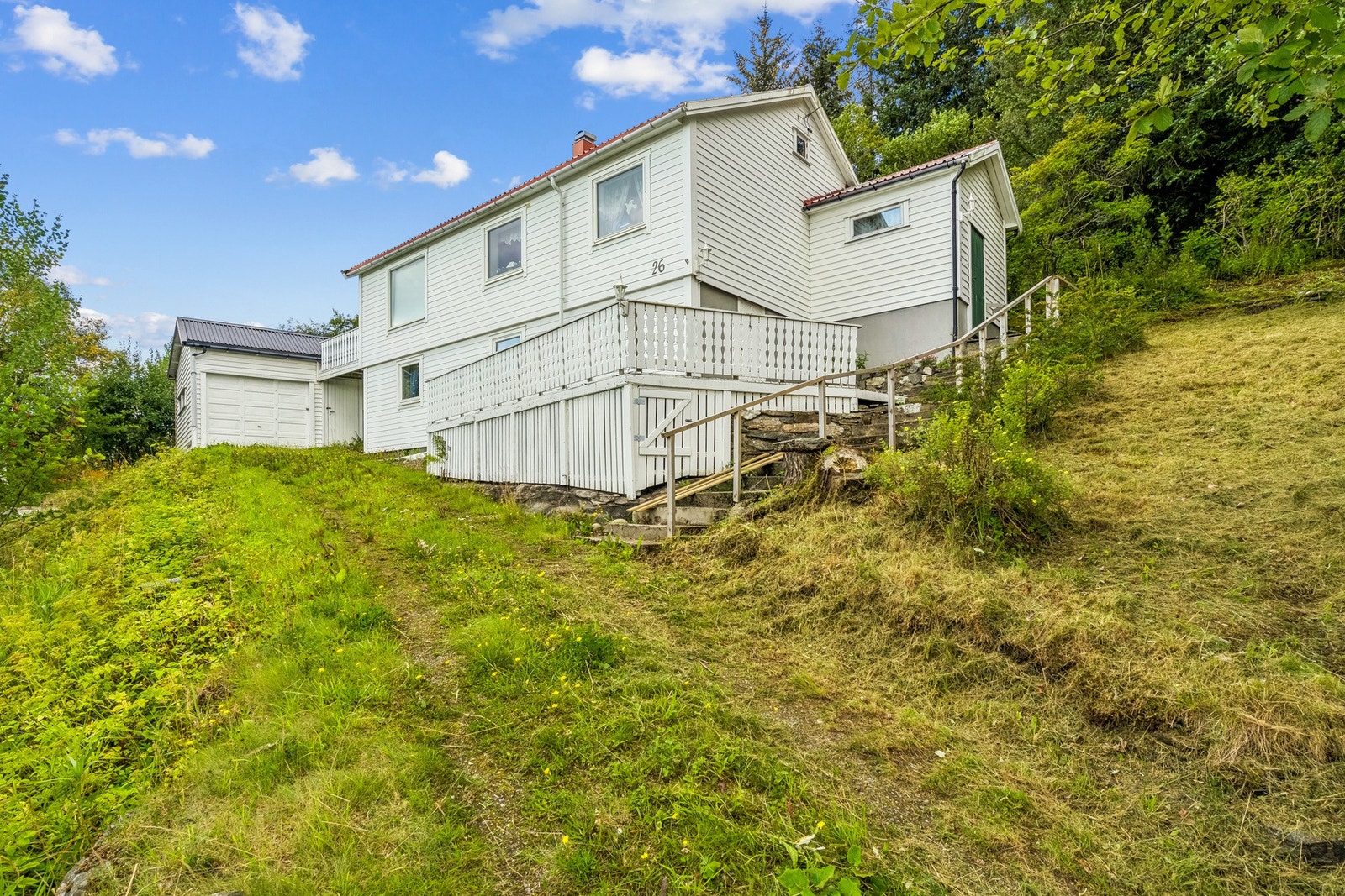 Velkommen skal du være til Tjøtta og Svinesveien 26 - En enebolig i idylliske omgivelser Galleribilde