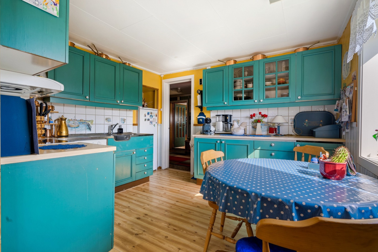 Alle oppholdsrom er på hovednivået, med boder og gode lagringsmuligheter i boder i underetasjen Galleribilde