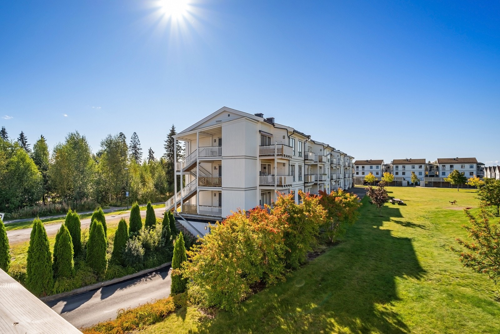 Nydelig utsikt fra balkongen over felles grøntareal. Galleribilde