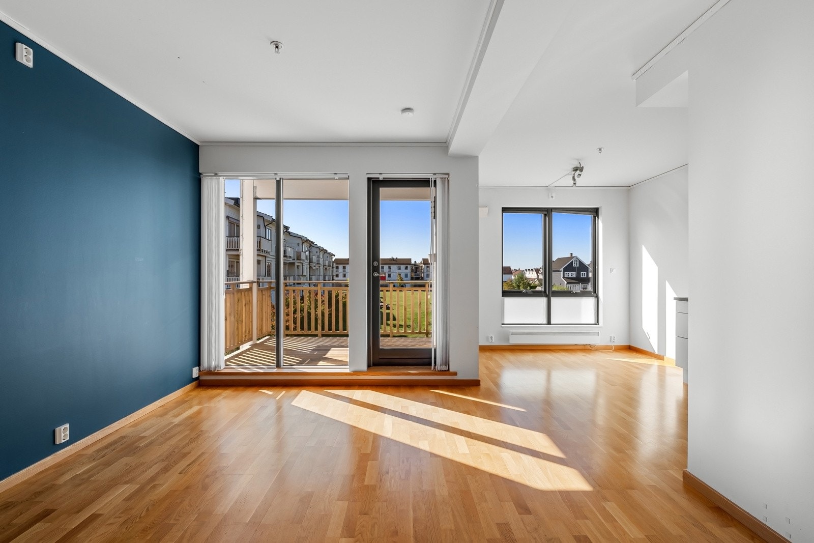 Stuen fremstår som innbydende i lyse, tidsriktige fargevalg. Gode vindusflater slipper inn rikelig med lys og den flotte takhøyden på 2,49 meter gir en luftig romfølelse. Galleribilde