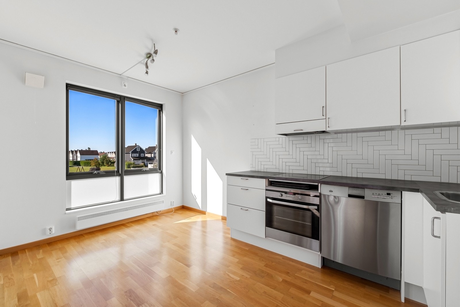 Av utstyr medfølger integrerte hvitevarer som stekeovn, platetopp og oppvaskmaskin. Det er avsatt plass til frittstående kjøleskap i egen nisje. Elektrisk ventilator over kokesonen. God plass til koselig spisestue foran de store vinduene. Galleribilde