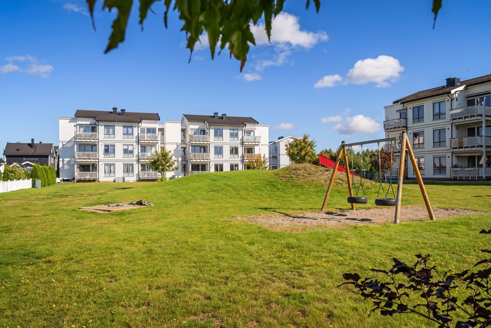 Det store grøntarealet i forkant av eiendommen mellom bebyggelsen er felles grøntareal tilknyttet Nordbyhagen velforening. Dette arealet er til fri benyttelse for alle medlemmer av velforeningen og er opparbeidet med bla. lekeplass. Galleribilde