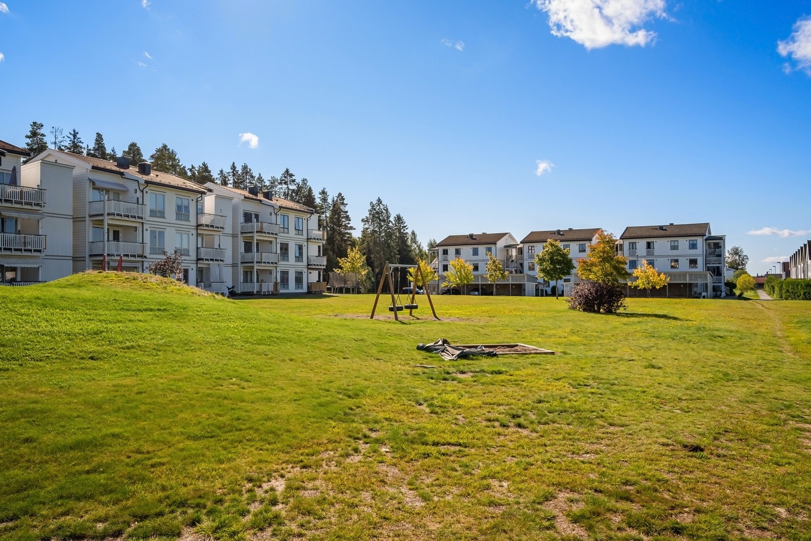 Det store grøntarealet i forkant av eiendommen mellom bebyggelsen er felles grøntareal tilknyttet Nordbyhagen velforening. Dette arealet er til fri benyttelse for alle medlemmer av velforeningen og er opparbeidet med bla. lekeplass. Galleribilde