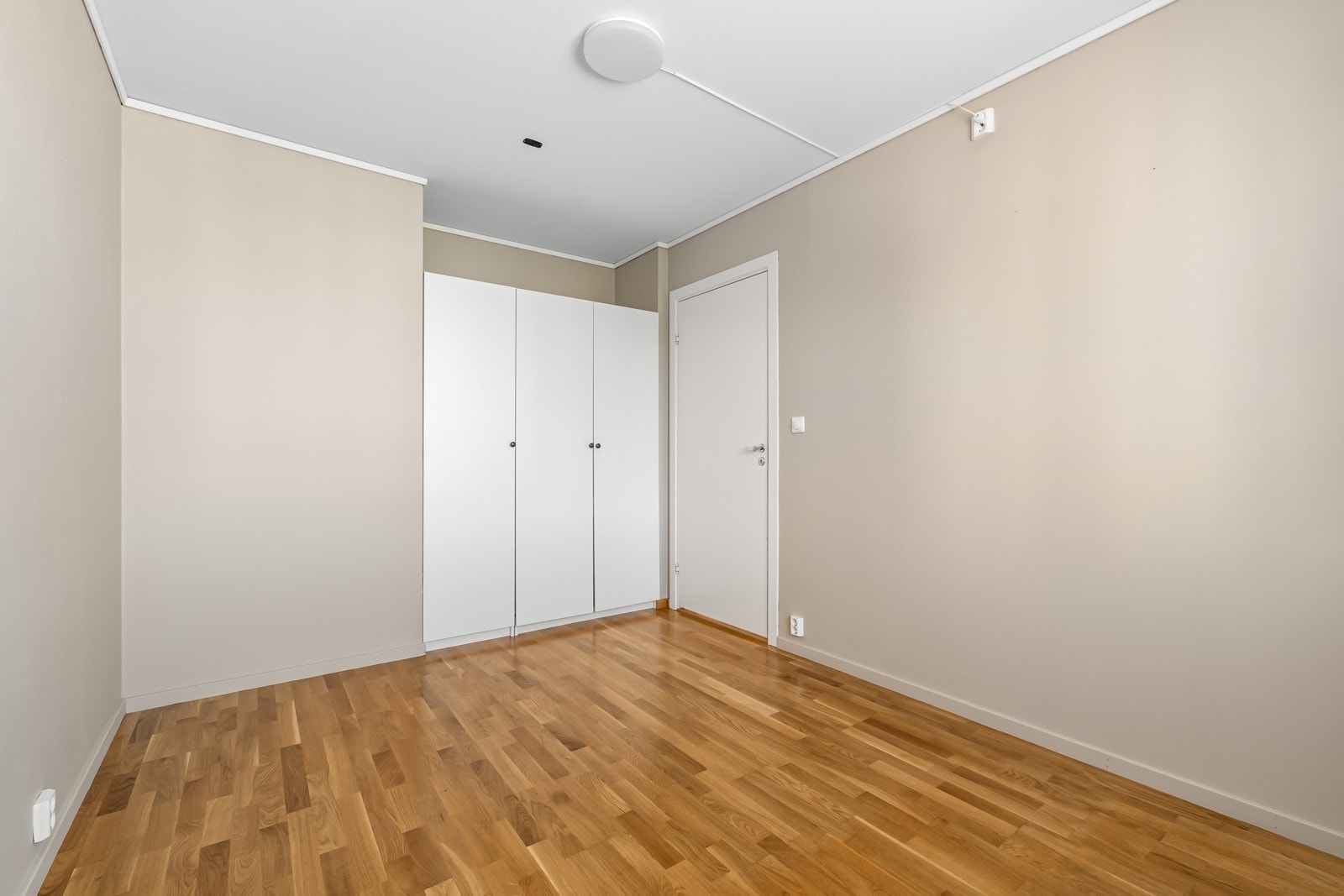 Hovedsoverommet har godt med garderobeskap. Galleribilde