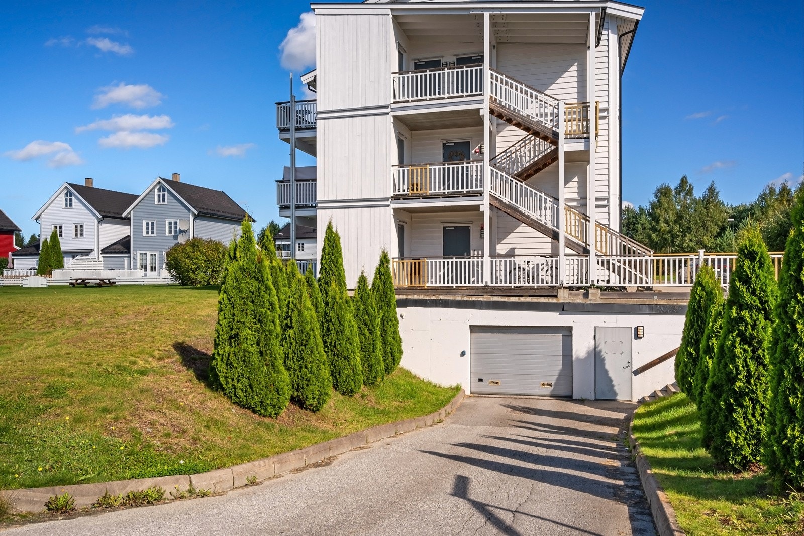 Leiligheten har en fast garasjeplass (nr. 11) i felles garasjeanlegg i kjeller. For øvrig parkering etter områdets gjeldende bestemmelser. Galleribilde