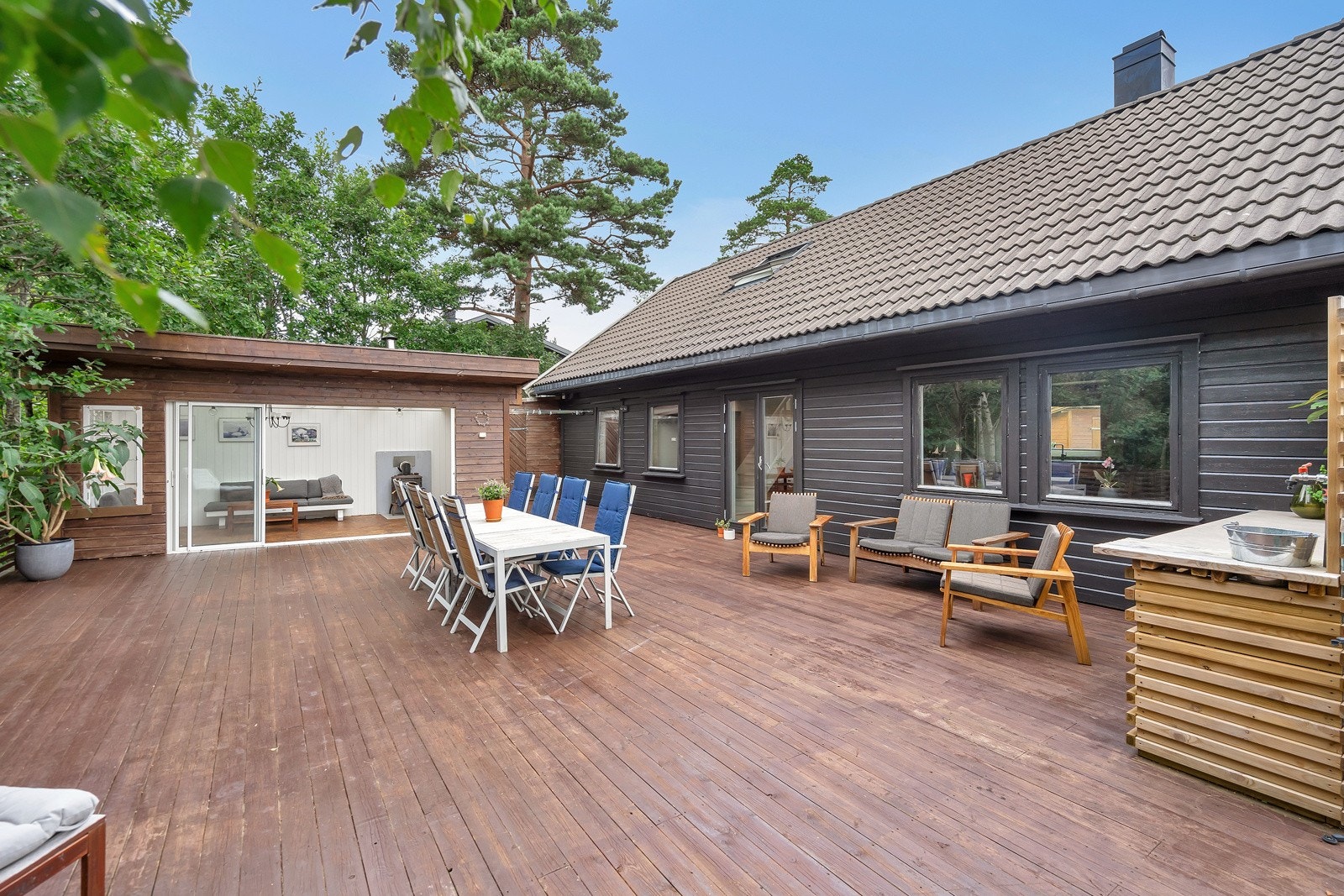 Stor fin terrasse med utebu Galleribilde