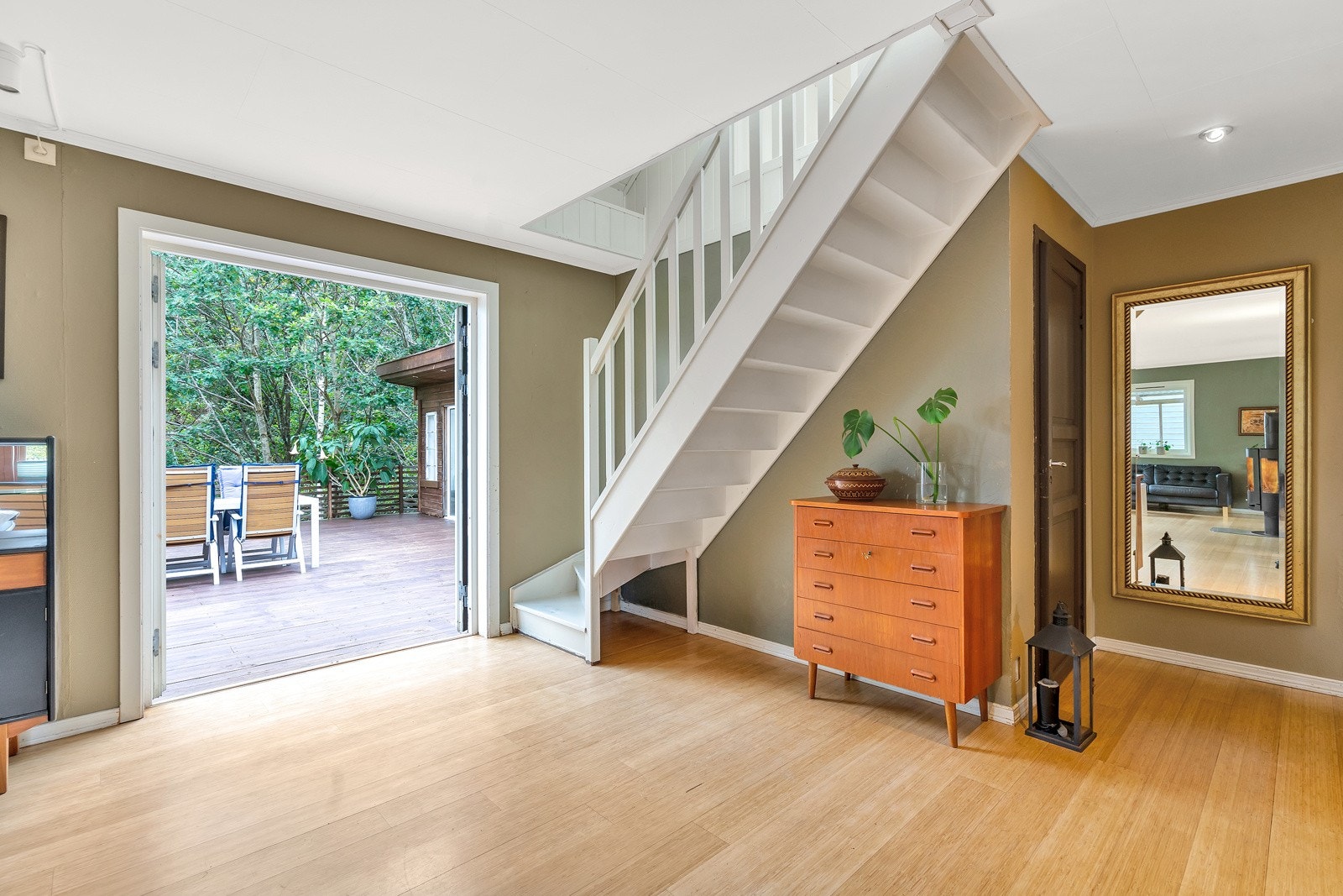 Utgang til lun, usjenert terrasse Galleribilde