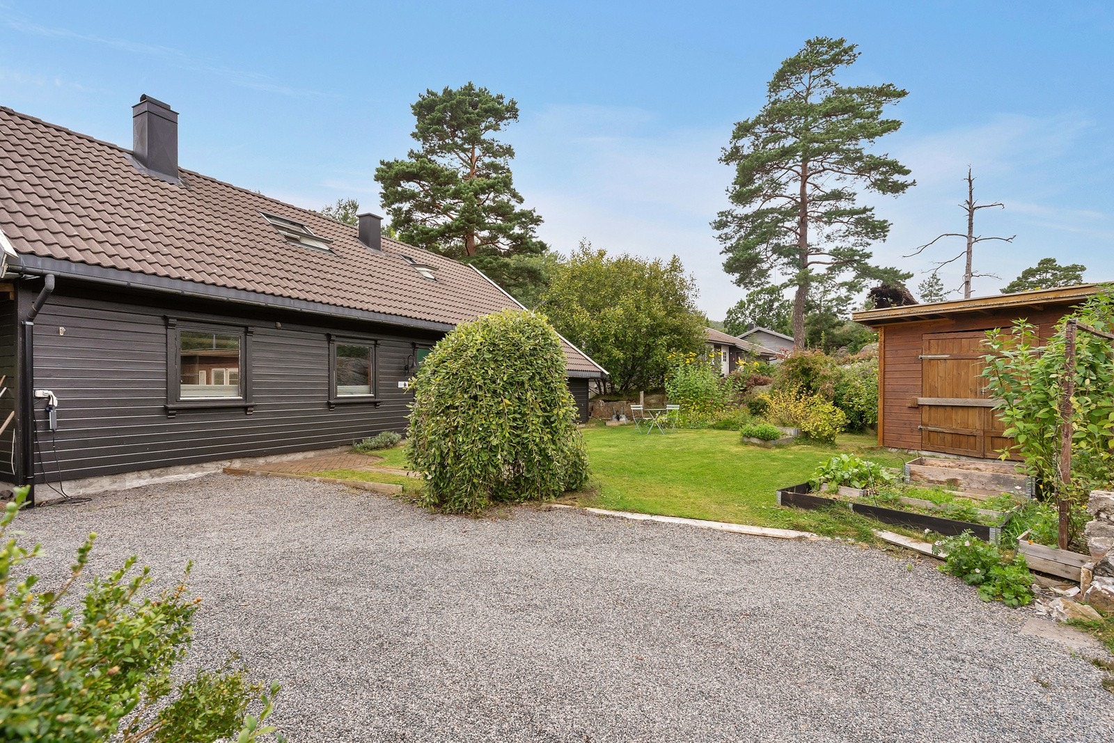 Gruset gårdsplass med parkeringsmuligheter Galleribilde