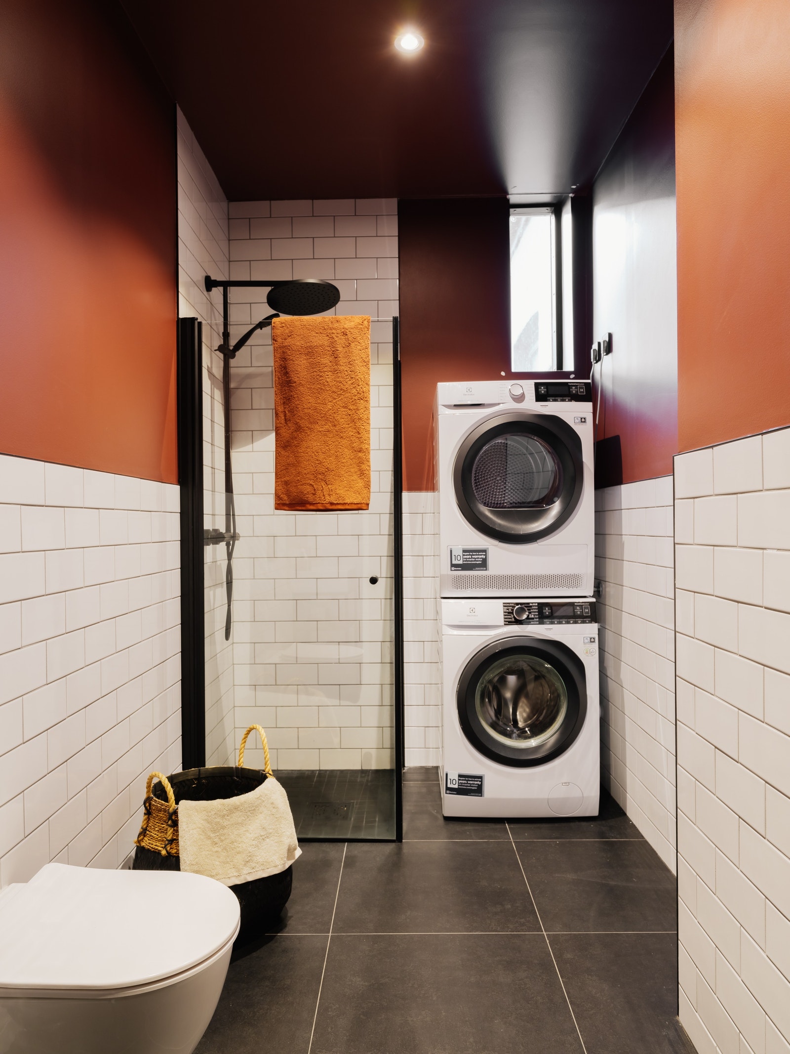 Delikat bad med vaskemaskin og tørketrommel Galleribilde