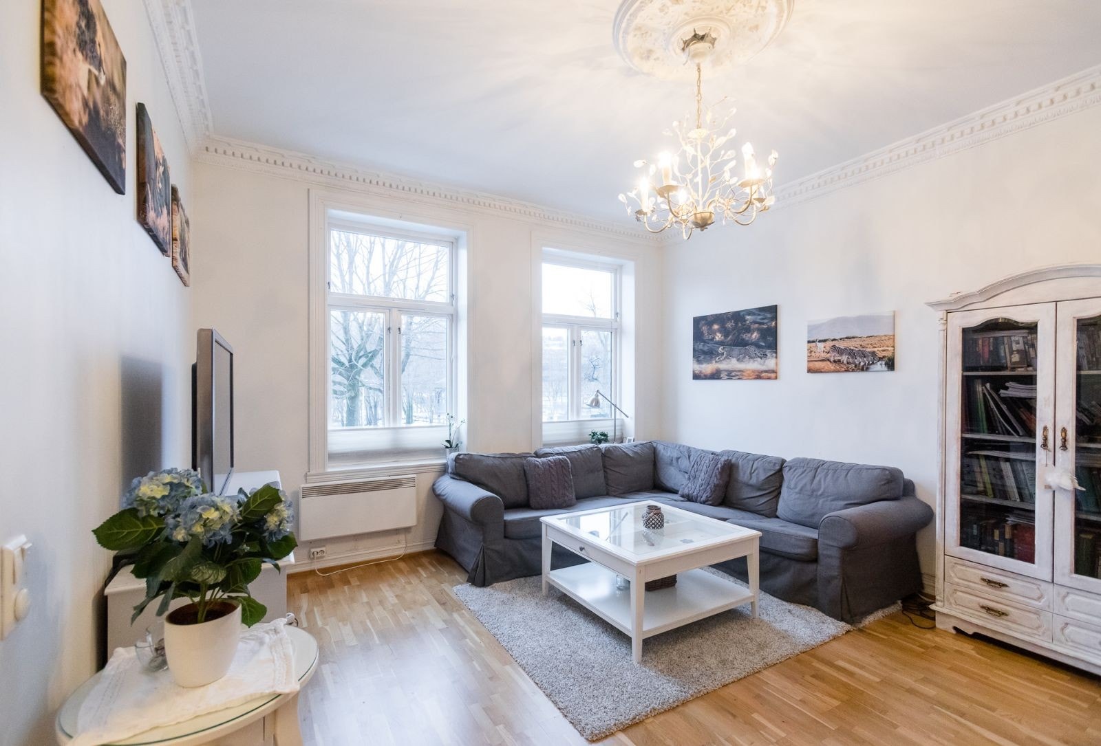 Romslig stue med store vindusflater og klassiske detaljer. Galleribilde