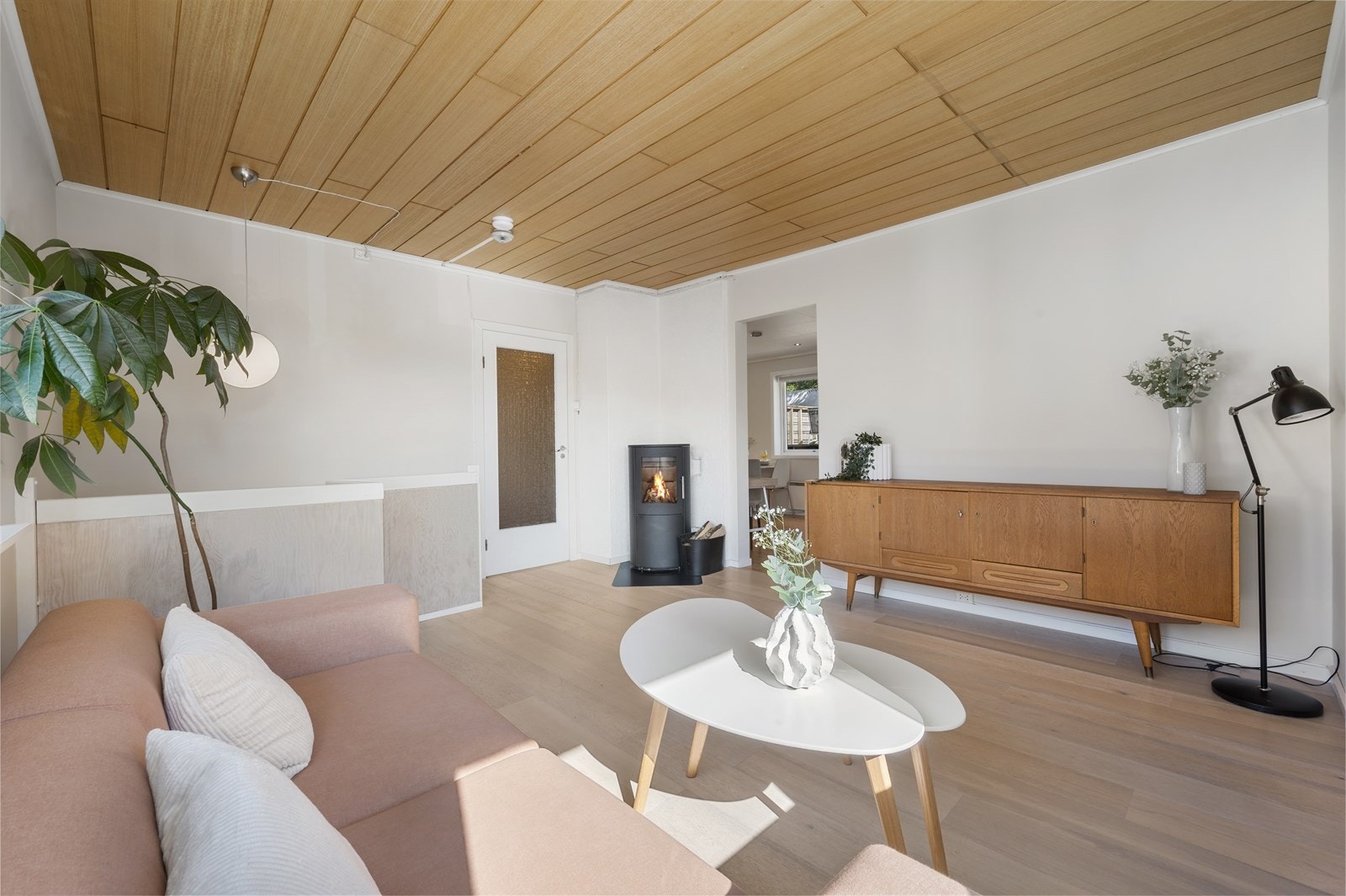 - Leilighetens 1. etasje måler 49m² og inneholder stue, kjøkken, soverom, bad, entré og trapp - Galleribilde