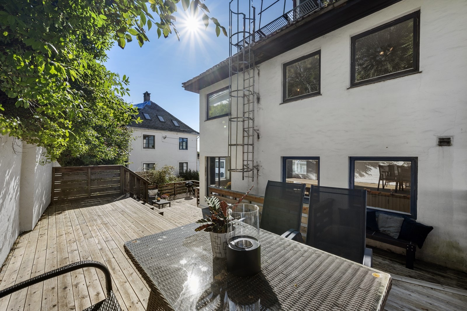 - Sameiet har store felles terrasseområder - Perfekt til fine sommerdager(!) - Galleribilde