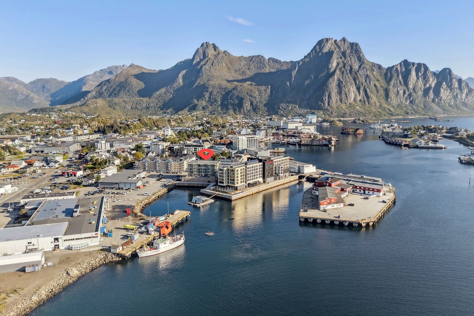 Leiligheten ligger i sentrum med gangavstand til alt Svolvær har å by på. Galleribilde