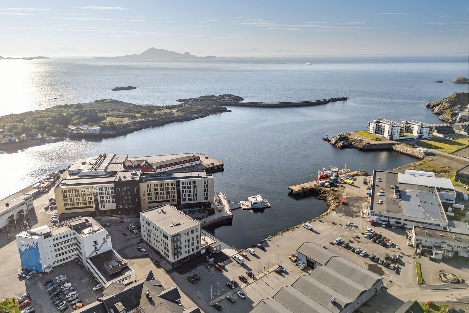 Inngangspartiet og en av to innganger til garasjen er på vest-siden av bygget. Galleribilde