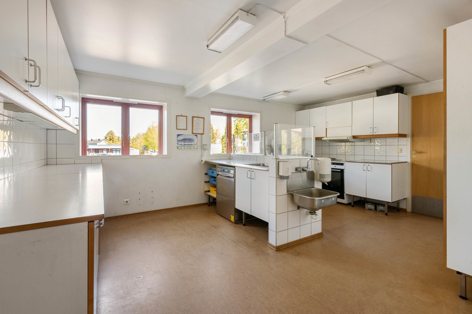 Kjøkken i tilknytning til møtesalen, ca. 21 m². Galleribilde