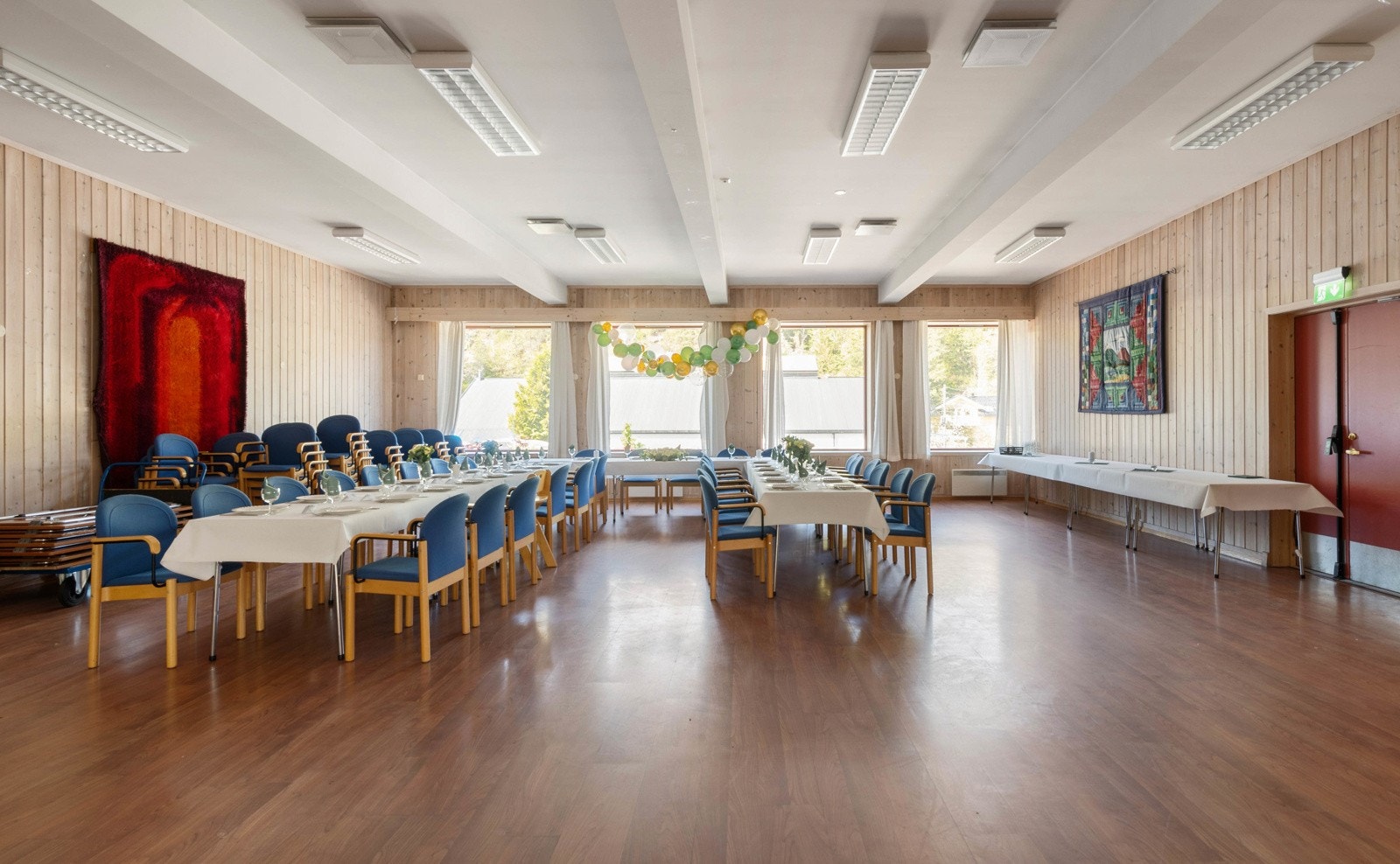 Møtesalen er stor, lys og gjennomgående. Galleribilde