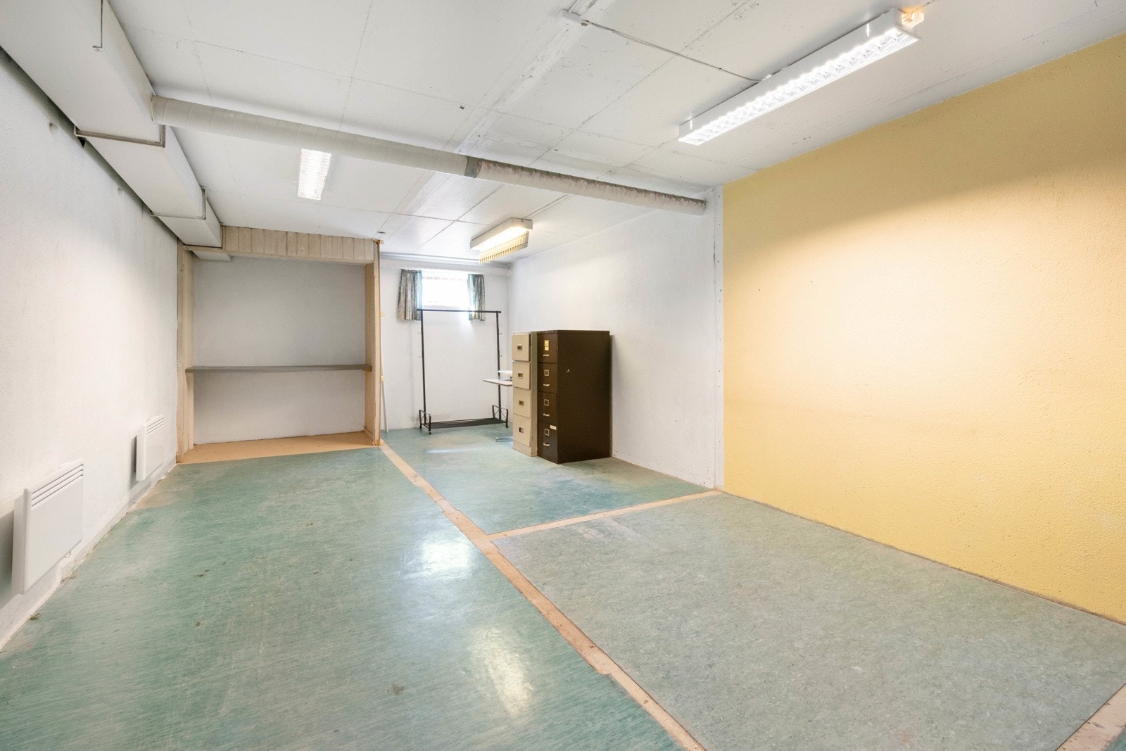 Vegger er fjernet etter vannskade 27. august 2023 pga ekstremvær. Vann kom opp av kommunalt avløpsnett på mange eiendommer i området. Galleribilde