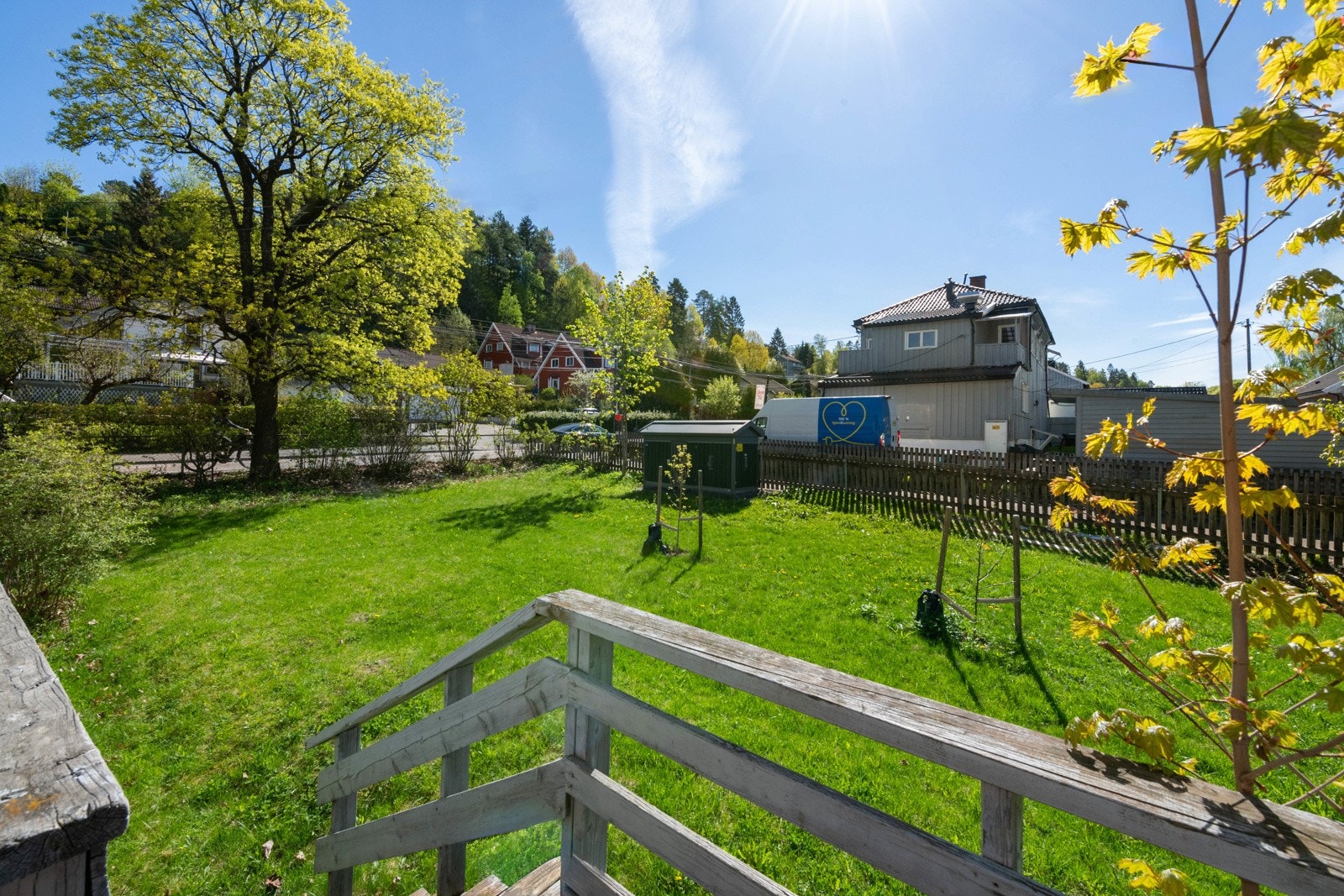 Stor, solrik hage. Galleribilde