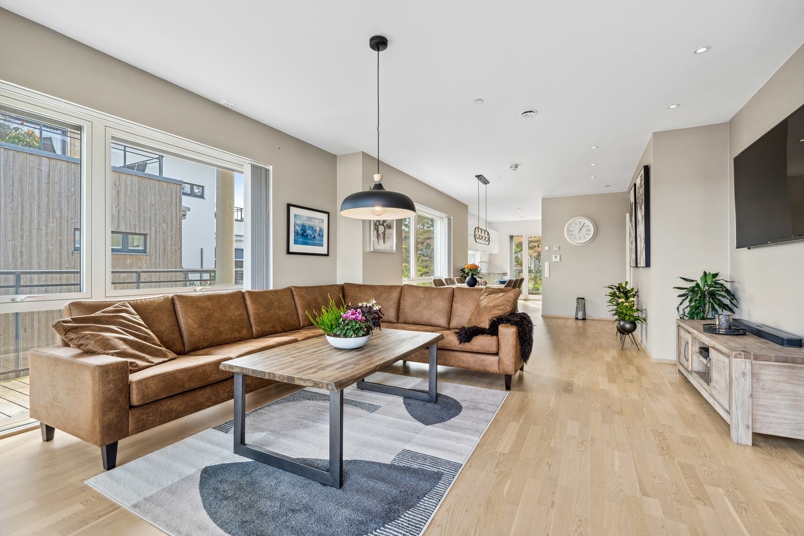 Stuen er stor og romslig og det er plass til stor sofa Galleribilde
