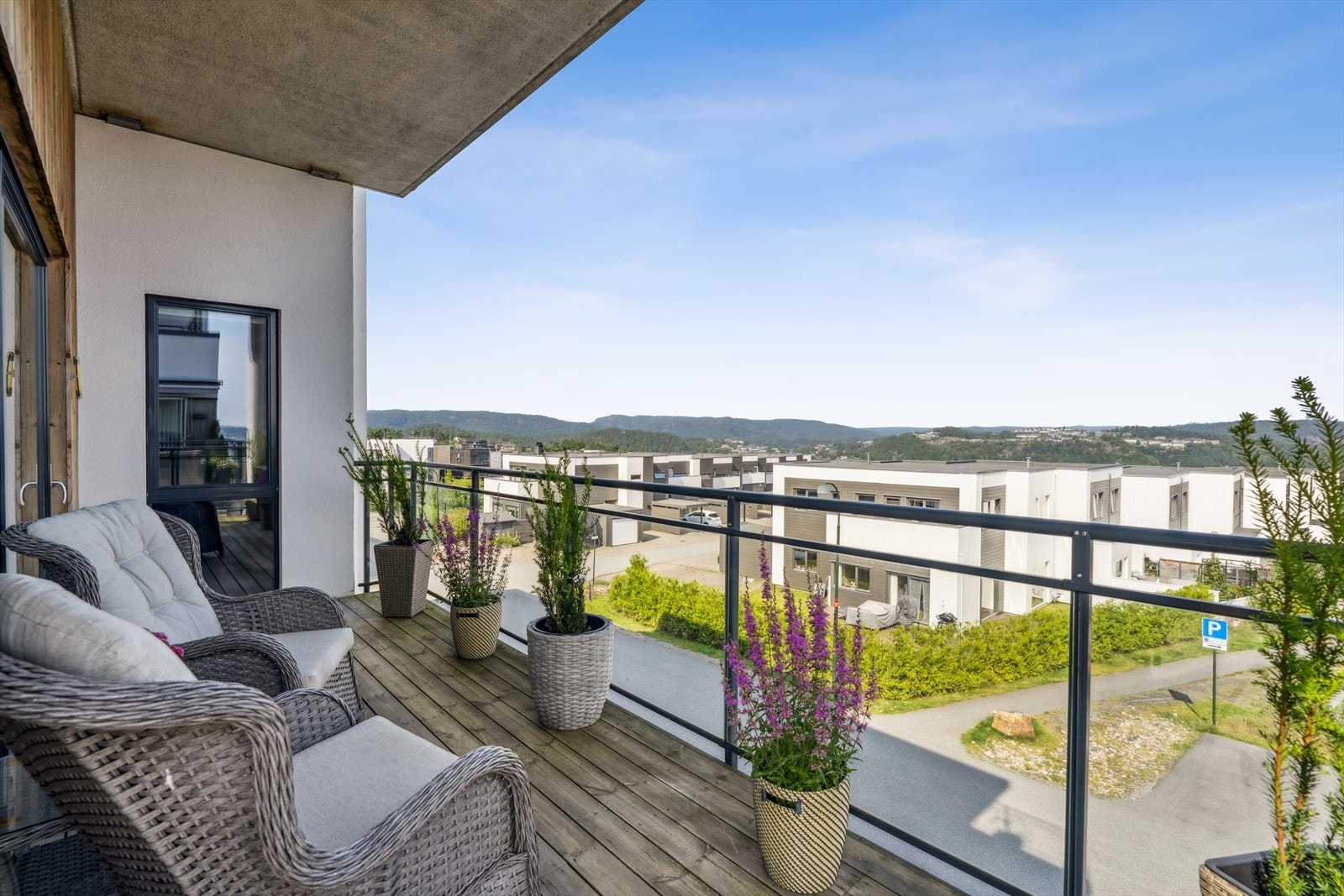 Pen terrasse med morgen og formiddagssol Galleribilde