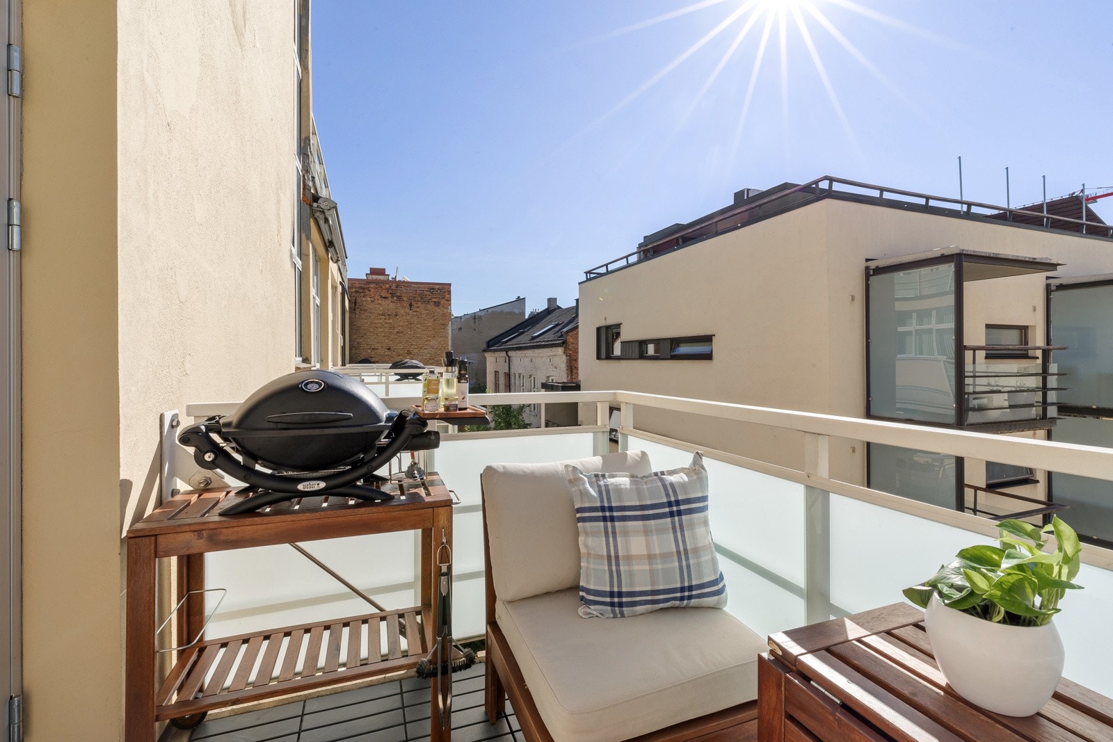 Selger opplyser om gode solforhold gjennom hele dagen på sommerstid Galleribilde