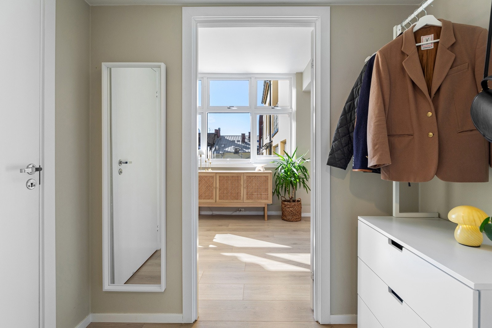 Innbydende entré som gir et unikt førsteinntrykk, med utsikt over himmelen fra stuevinduene Galleribilde