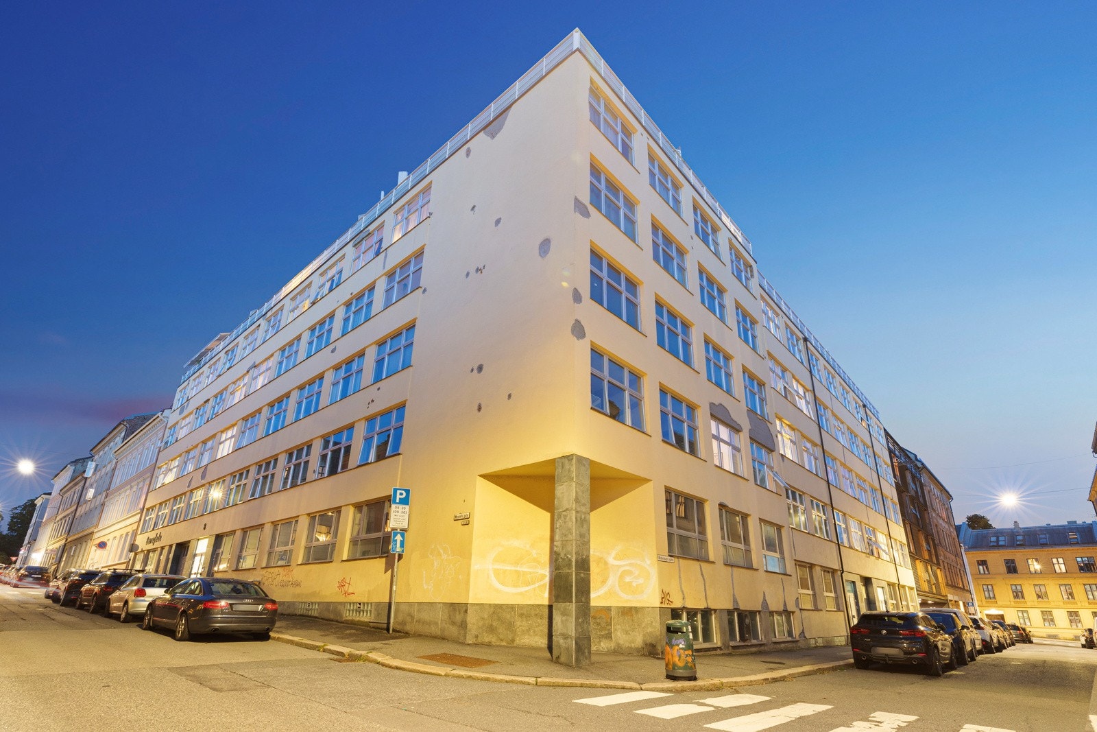 Leiligheten har en meget populær beliggenhet, med gangavstand til Nationaltheatret, Grünerløkka, St. Hanshaugen, Bogstadveien, Karl Johans Gate og Aker Brygge Galleribilde