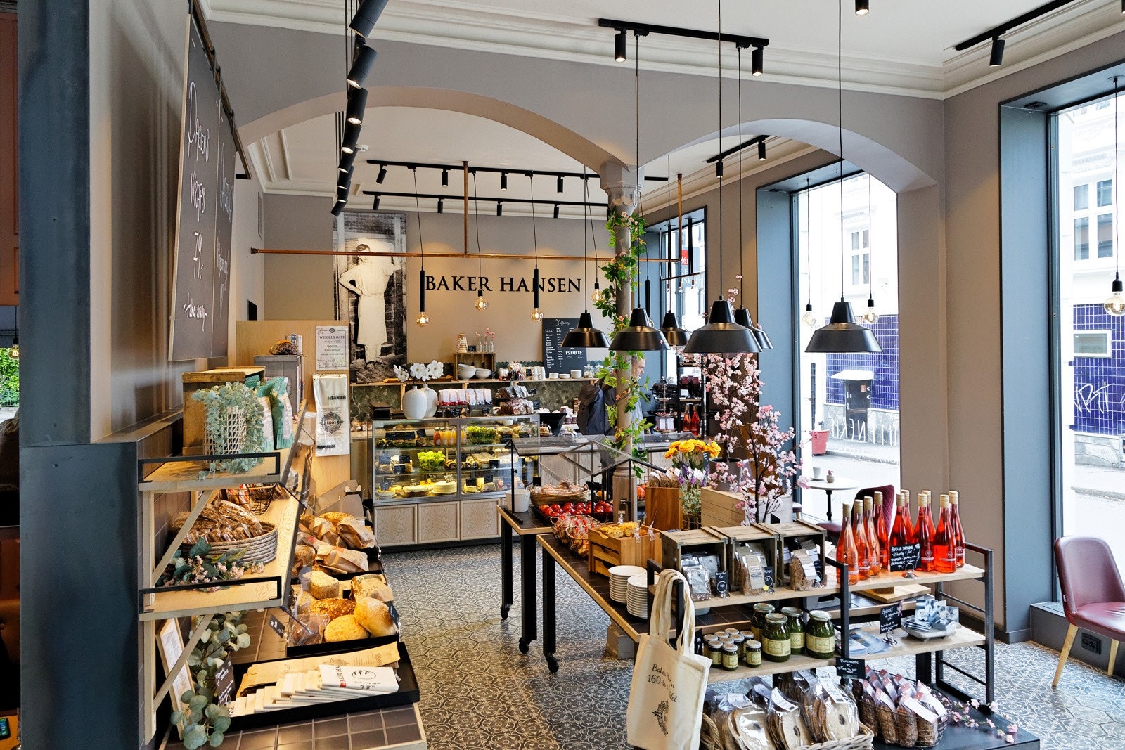 Nabolaget har et bredt tilbud av hyggelige kaféer, restauranter og eksklusive spesial- og delikatesseforretninger Galleribilde