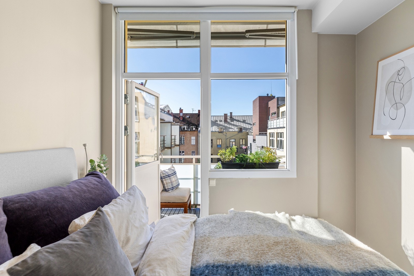 Balkongen vender mot usjenert gårdsrom Galleribilde