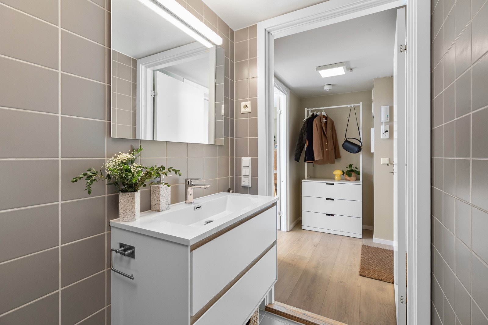 Her bys det på servantskap, servant med speil over, dusjhjørne med regnfallsdusj og toalett Galleribilde